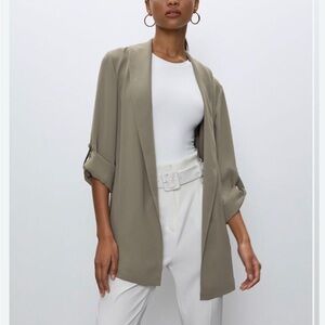 Aritzia Kahlo mid robe